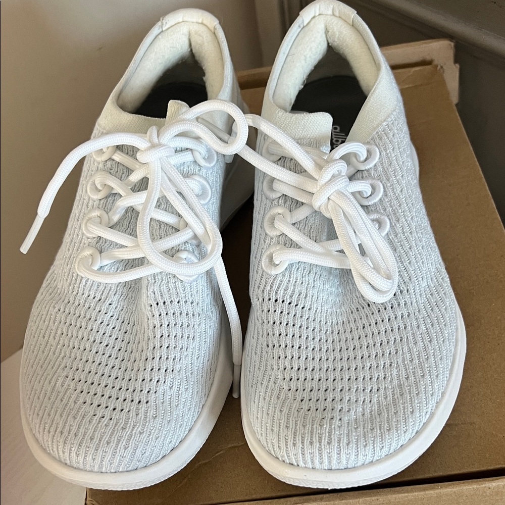 Allbirds White Athletic Shoe 7.5  Brand New
No Box
